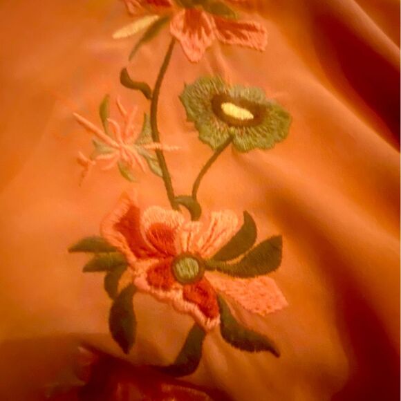 Rose + Olive 🌸Beautiful Floral Embroidery Mauve flow bell sleeve tunic - top 2x - Picture 2 of 3